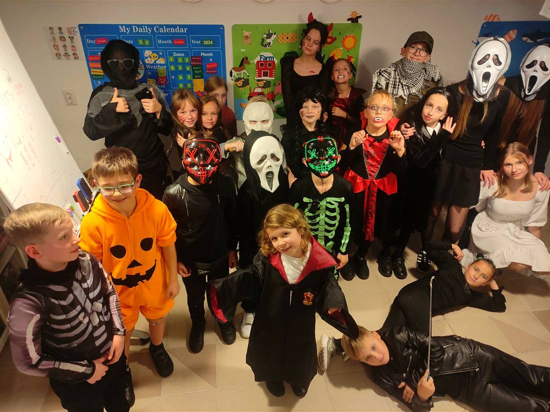 Zajęcia halloweenowe w Happy Kids — dzieci w przebraniach