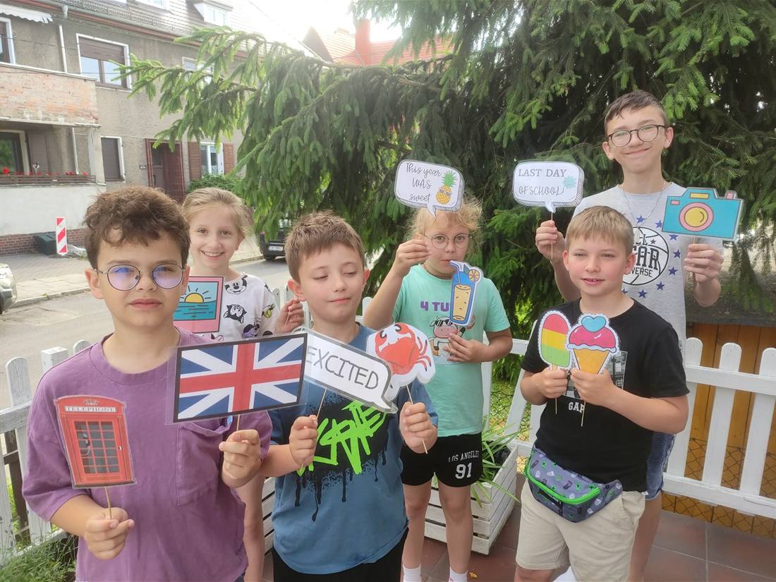 Ostatni dzień zajęć w Happy Kids — brytyjskie akcenty, flaga Wielkiej Brytanii i czerwona budka