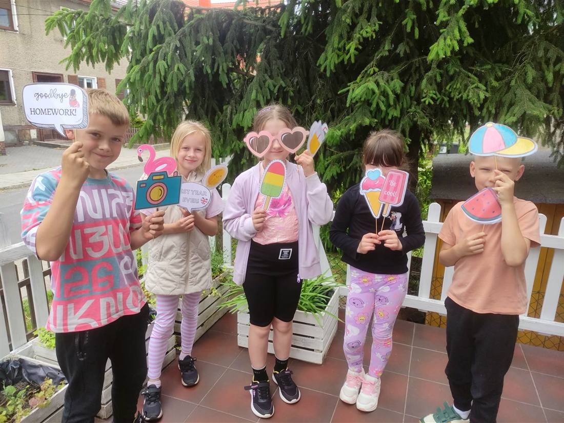 Letnie zajęcia Happy Kids — dzieci z angielskimi rekwizytami na zakończenie roku